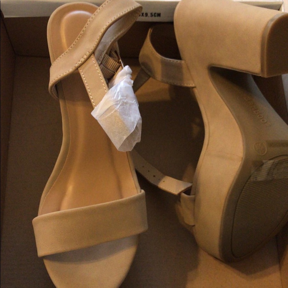 Never worn nude heels! Super cute!